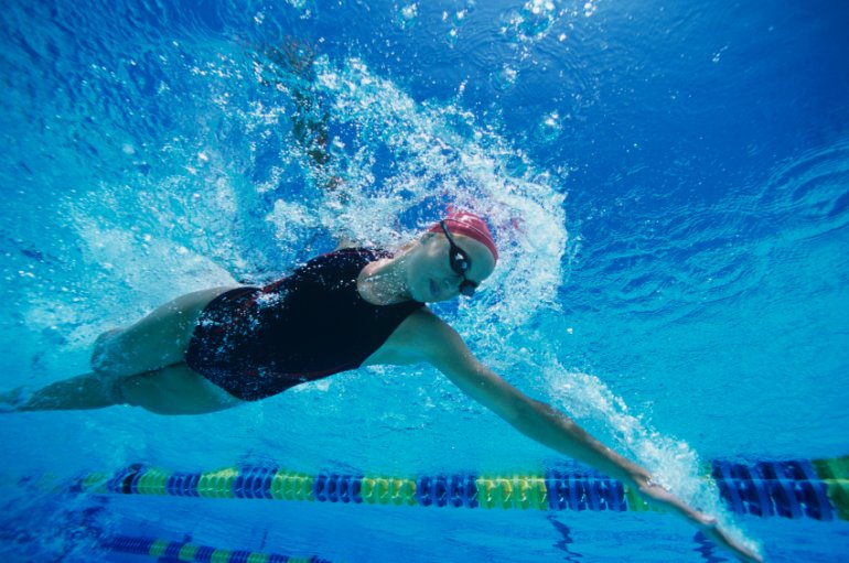 Badeotitis: Frau beim Schwimmen
