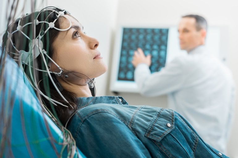 Frau beim EEG
