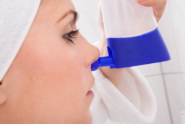 Nasendusche bei Nasennebenhöhlenentzündung
