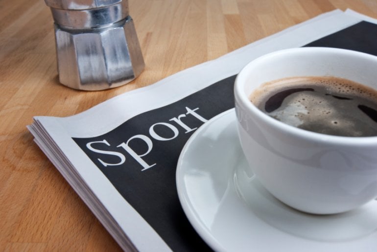 Kaffee und Sport-Teil der Zeitung