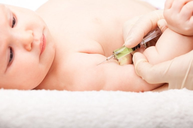 Kleines Kind erhält Impfung im Arm