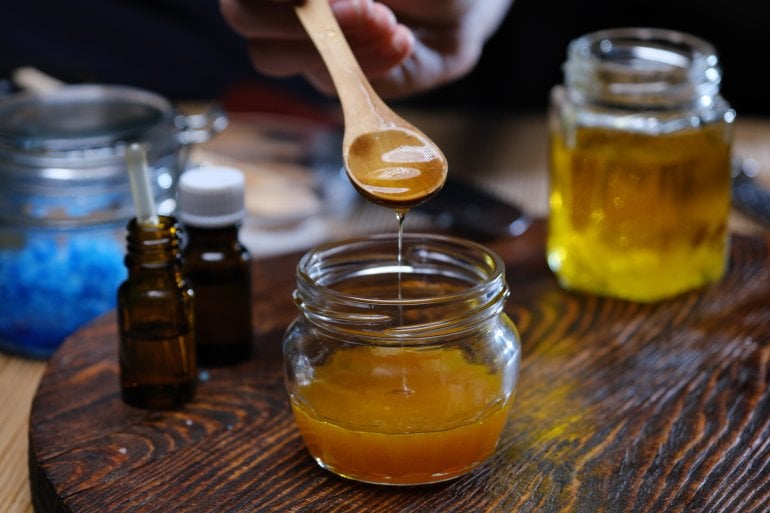 Ein Schraubglas mit Oxymel (Sauerhonig) - Mischung aus Honig und Apfelessig