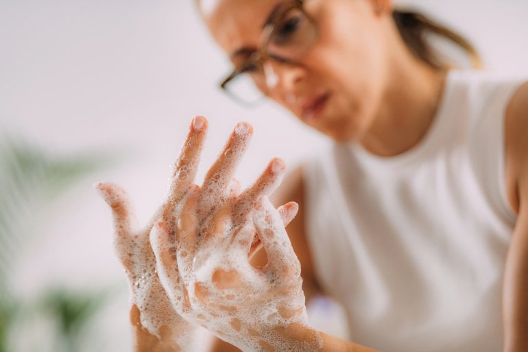 Frau mit Zwangsstörung wäscht sich die Hände