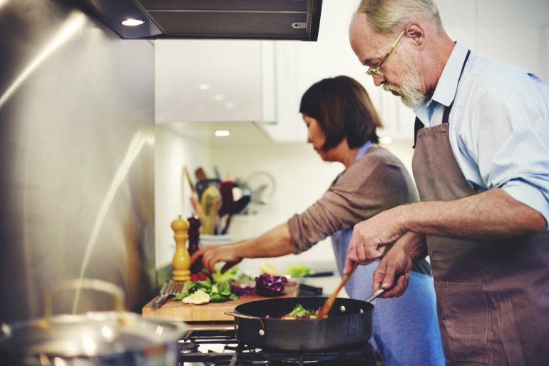 Mann um die 50 beim Kochen