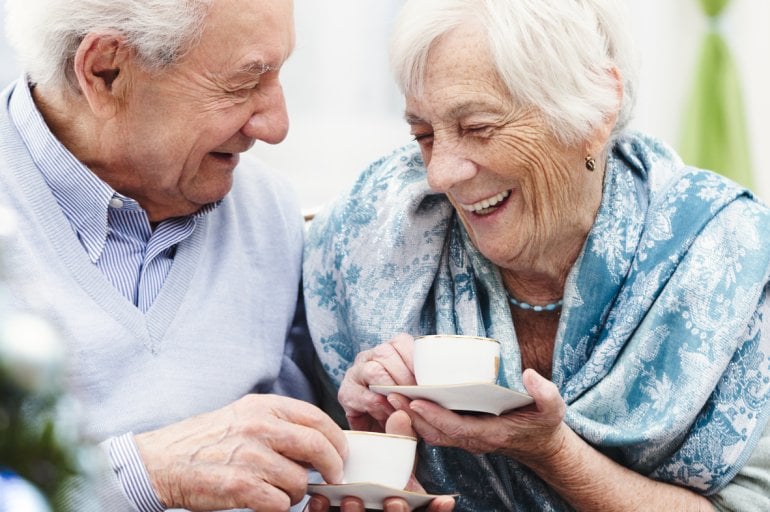 Seniorenpaar beim Kaffeetrinken