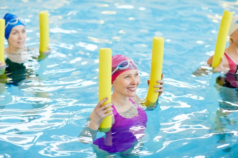 Frauen machen Aqua-Fitness