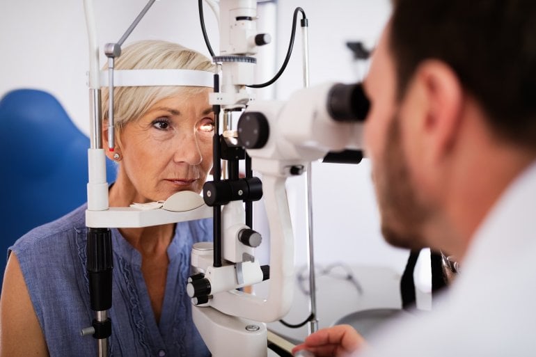 Frau mit Augenkrebs bei augenärztlicher Untersuchung