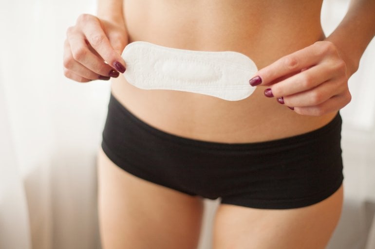 Frau mit Slipeinlage für vaginalen Ausfluss