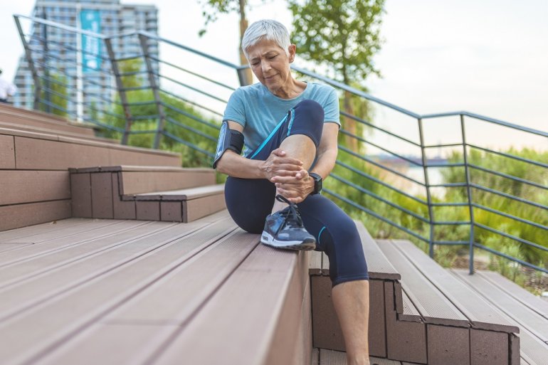 Frau hat nach dem Joggen schwere Beine