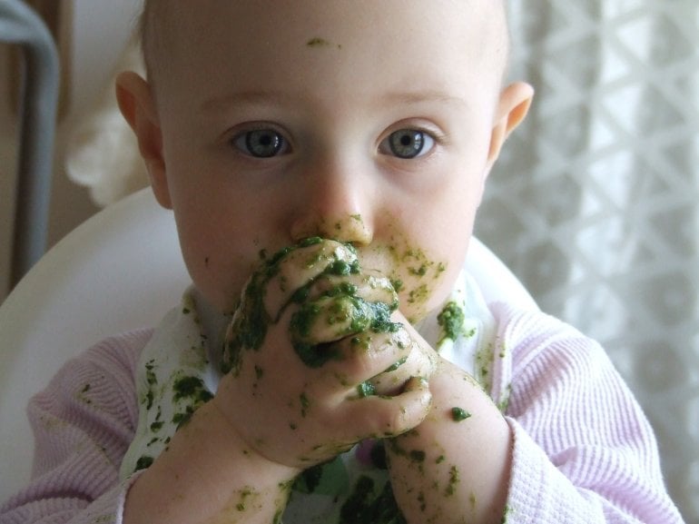 Baby isst Brei als Beikost