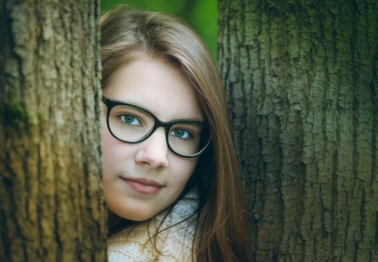 Junge Frau mit Brille statt Kontaktlinsen
