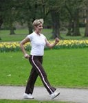 Frau macht als Brustkrebs-Übung Walking