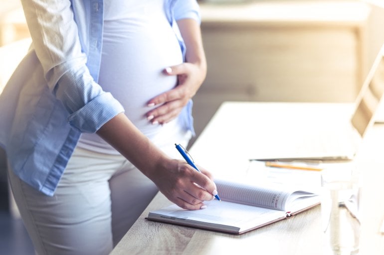 Schwangere Frau mit Checkliste