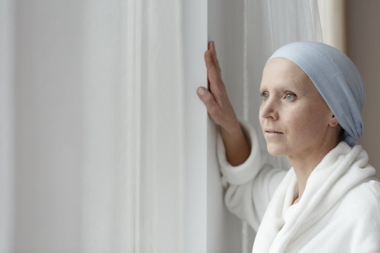 Krebs-Patientin mit Kopftuch nach Chemotherapie