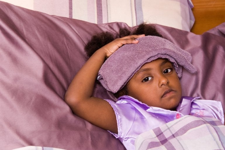 Kind mit Cholera liegt krank im Bett