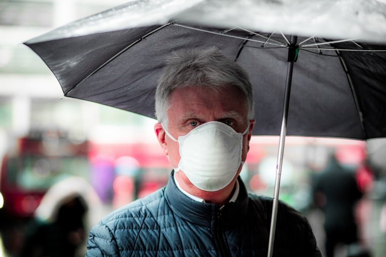 Älterer Mann trägt Maske zum Schutz vor Coronavirus