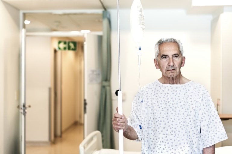 verwirrter Mann mit Delir im Krankenhaus