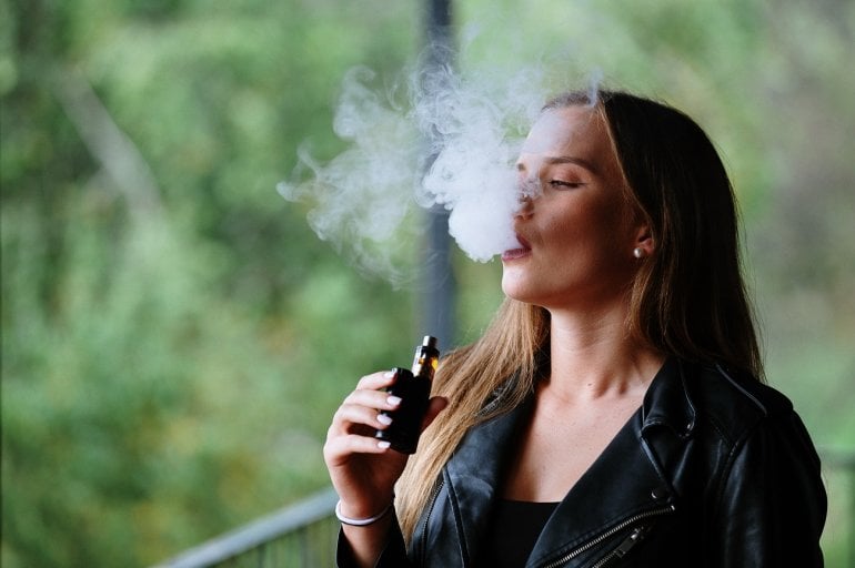 Frau raucht E-Zigarette