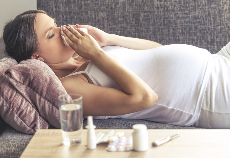 Schwangere Frau mit Erkältung