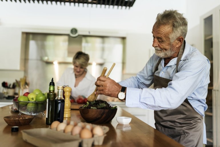 COPD-Patient bereitet Essen zu