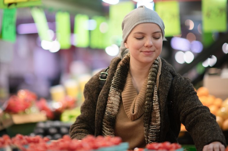 Frau ernährt sich gesund bei Krebs