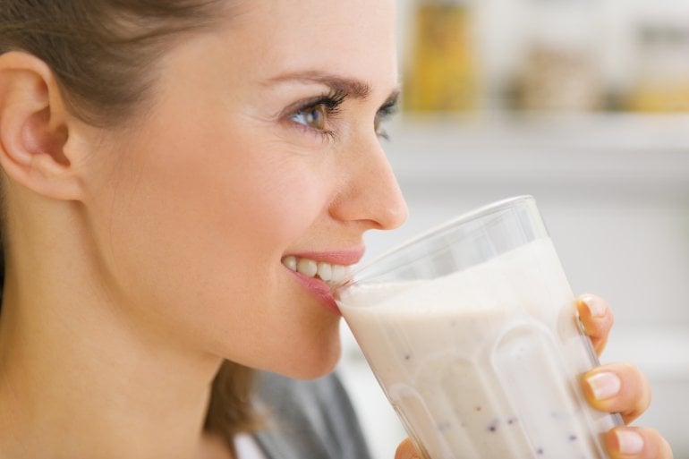Laktoseintolerante Frau trinkt laktosefreie Milch