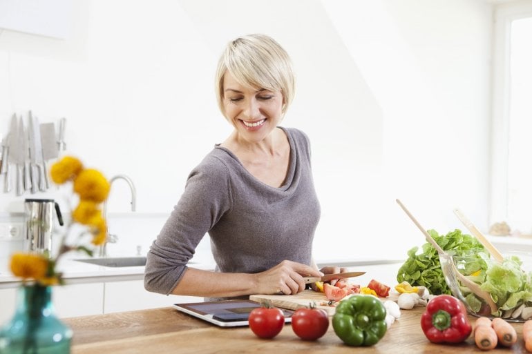 Frau ernährt sich gesund in den Wechseljahren