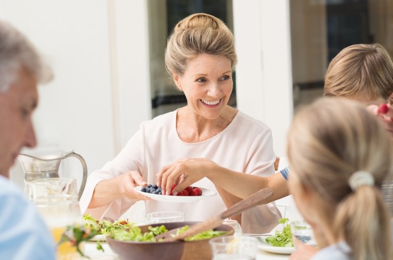 Glückliche Frau beim Essen