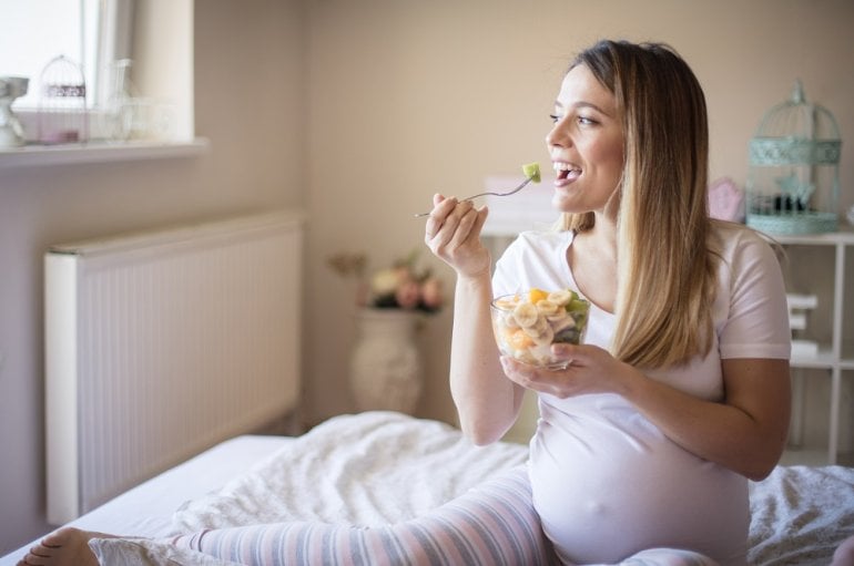 Frau isst gesund in der Schwangerschaft
