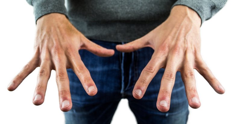 Ausgestreckte Hände mit kurzen Fingernägeln