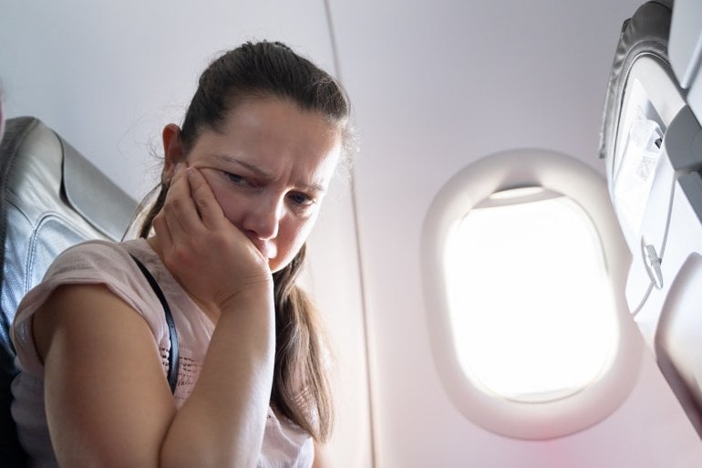 Frau bekommt im Flugzeug Zahnschmerzen