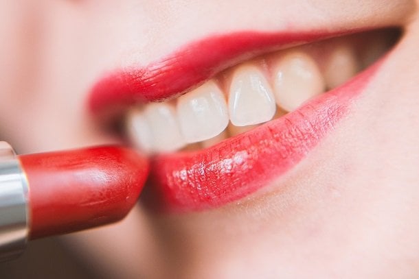 Lippenstift auf den Zähnen