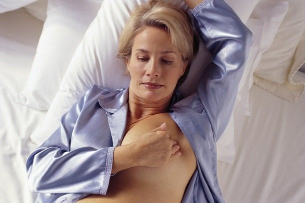 Knoten und Verhärtungen – wie fühlt sich Brustkrebs an?