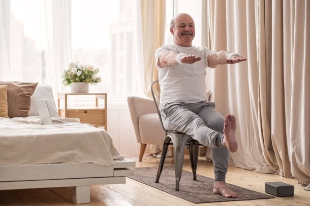 Gleichgewichtsübung im Sitzen Gleichgewichtsübung im Sitzen