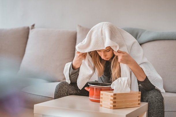 Inhalieren mit Eukalyptusöl bei Allergie gegen Pollen Inhalieren mit Eukalyptusöl bei Allergie gegen Pollen