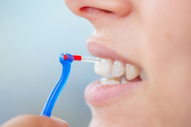 Zahnseide oder Interdentalbürsten verwenden Zahnseide oder Interdentalbürsten verwenden