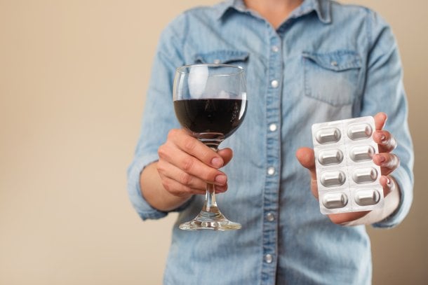 Alkohol – Wechselwirkungen mit Schmerzmitteln, Antidepressiva & Co. Alkohol – Wechselwirkungen mit Schmerzmitteln, Antidepressiva & Co.