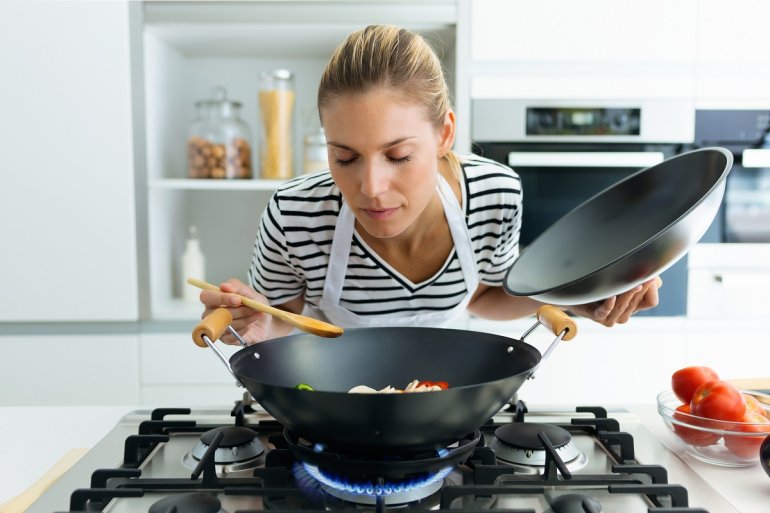 Geruchssinn: Frau riecht an Essen