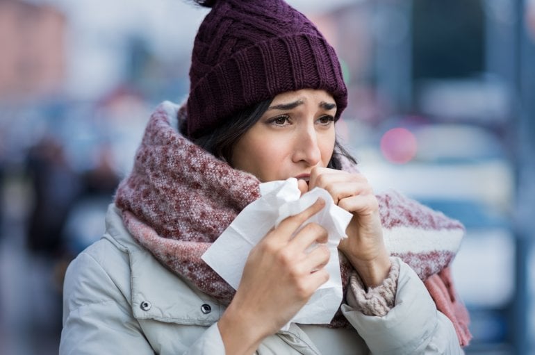 Frau leidet an Grippe
