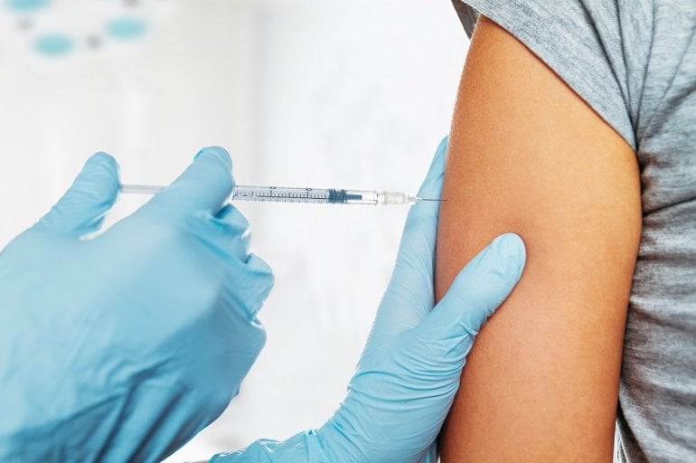 Grippe-Impfung in den Arm