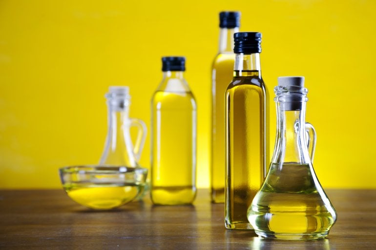 Hanföl und Leindotteröl in Flaschen