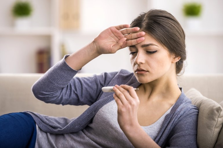 Frau mit Fieber durch Hantavirus