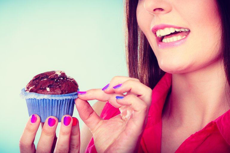 Frau hat Heißhunger auf Muffin