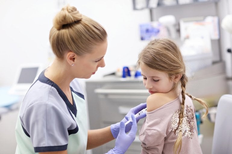 Mädchen erhält HPV-Impfung in den Arm