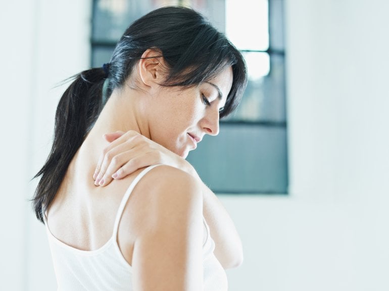 Frau mit Schulterschmerzen durch Impingement Syndrom