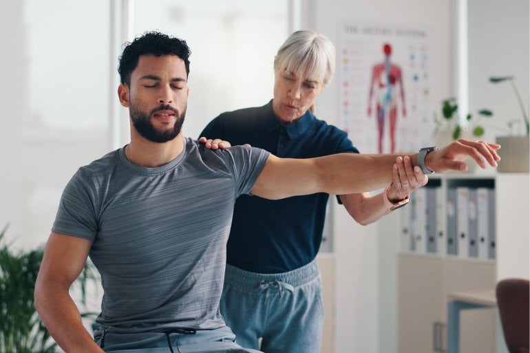 Mann mit Impingement-Syndrom an der Schulter wird untersucht