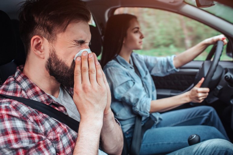 Mann hat Erkältung durch Klimaanlage im Auto