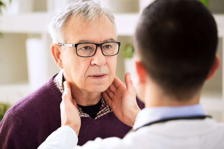 Arzt untersucht Mann mit Lymphdrüsenkrebs (Morbus Hodgkin)