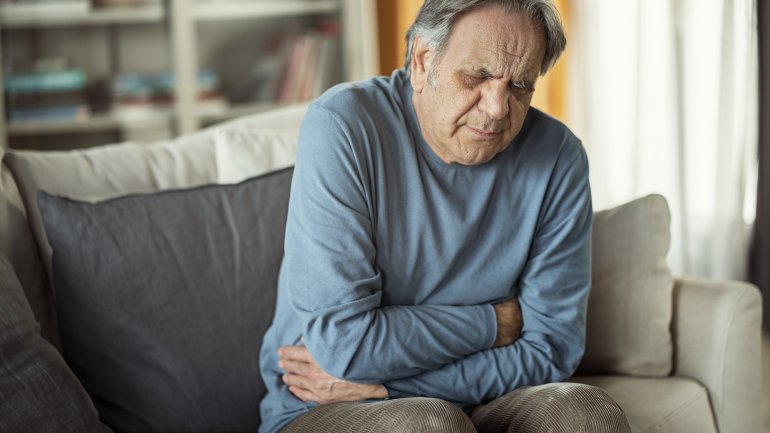 Mann mit Magenschleimhautentzündung (Gastritis) hat Magenschmerzen