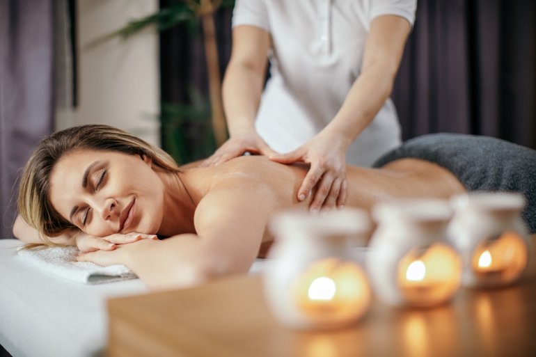 Frau erhält Massage